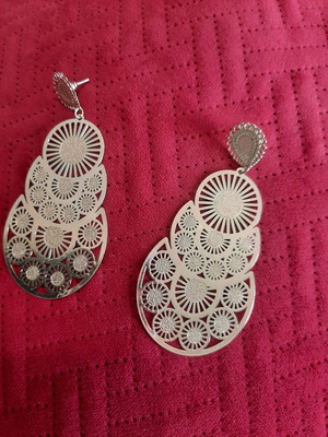 Long earrings like new, chin length