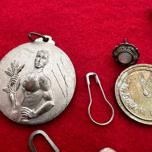 Lot of vintage jewelry pieces used, pins and earrings