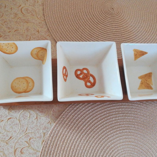 Bowl set of 3 like new with wooden base for snacks