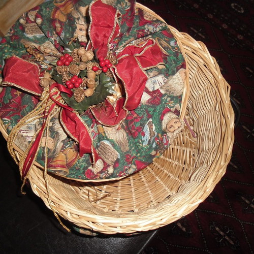 Christmas basket like new, handmade decorated