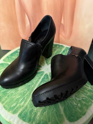 Black ankle boots with block heel like new