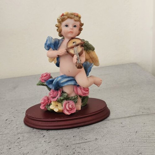 Decorative angel figurine with violin like new