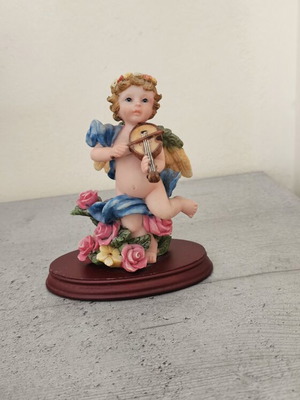 Decorative angel figurine with violin like new