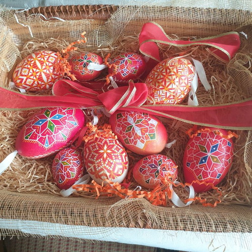 Easter egg basket like new, woven with wooden handles