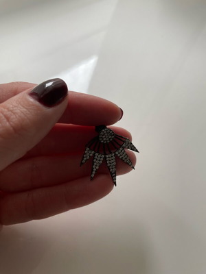 Single earring with zircon like new, stylish for all uses