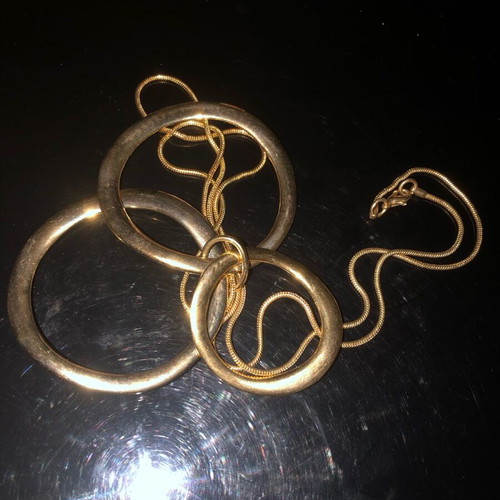Necklace with three gold concentric rings like new