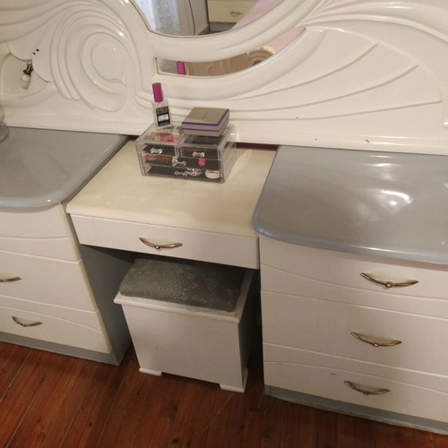 Bedroom vanity used with drawers