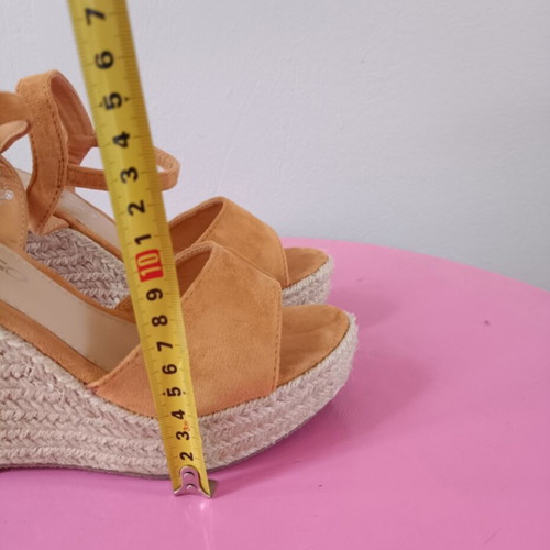 Women’s suede platform sandals like new, tan-mustard color