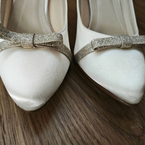 Bridal high heels like new, size 39, champagne shade with bow