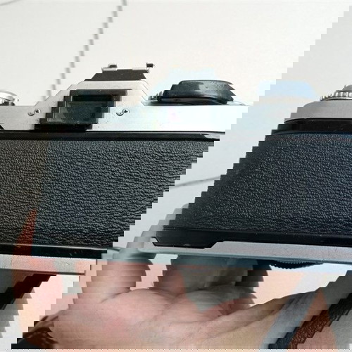 Αναλογική φωτογραφική μηχανή Canon AV-1 μεταχειρισμένη με φακό