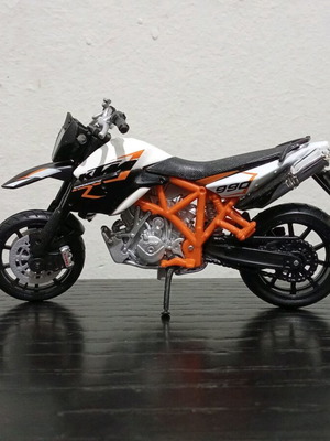 Bburago KTM 990 Supermoto R motorcycle model used, scale 1:18