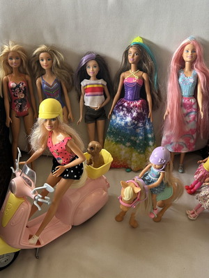 Barbie Vespa with 6 Barbie dolls and pony with 3 Chelsea dolls like new