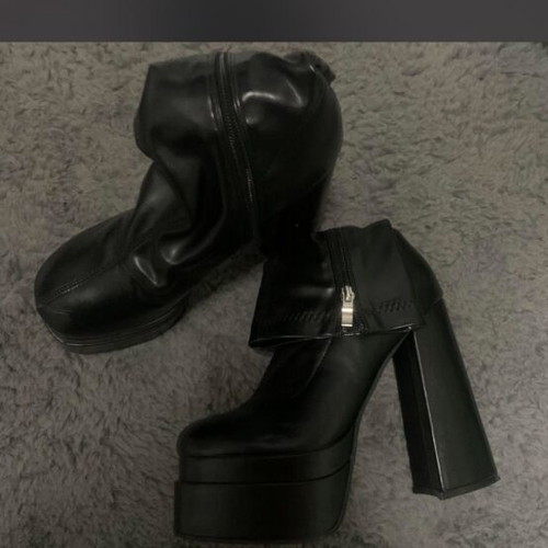Boots black leather platform with silver hardware like new