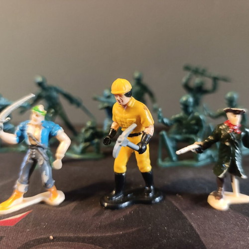 Vintage plastic army men and figures set of 13 pieces, like new