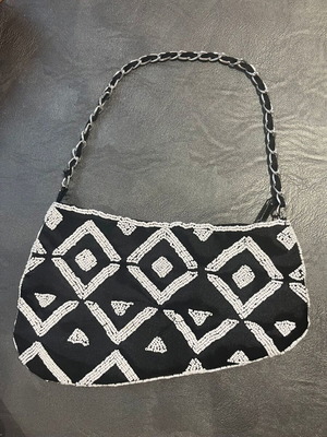 Τσαντάκι υφασμάτινο με κεντημένες χάντρες, σε άριστη κατάσταση