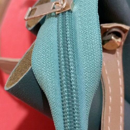 Shoulder or handheld bag green new with zipper