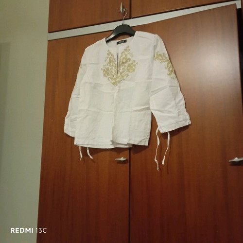 Blouse with long sleeves and gold embroidery new, size M