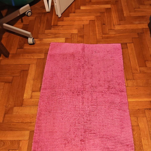 Pink bath rug used, soft and absorbent 88cm x 60cm