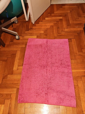 Pink bath rug used, soft and absorbent 88cm x 60cm