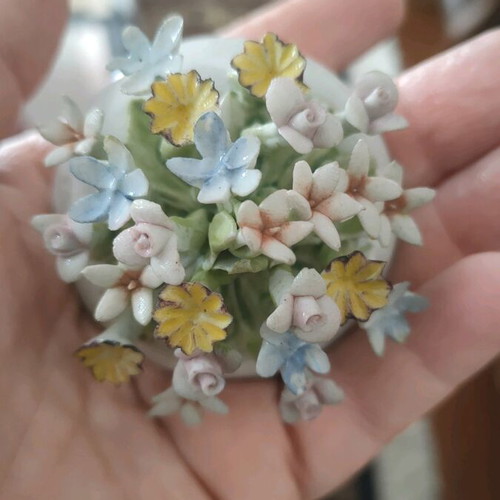 Capodimonte vintage jewelry box like new with embossed flowers
