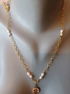 Necklace with Virgin Mary and natural pearls new