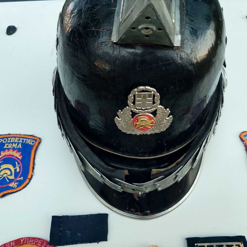 Firefighter officer helmet 1965-75 with full uniform insignia