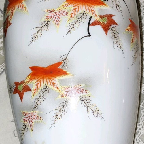 Porcelain collectible vase from China like new, 24 cm height