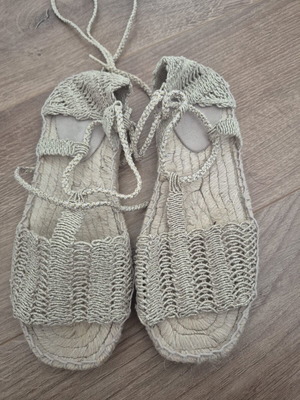 Zara women's woven sandals new beige with ankle ties