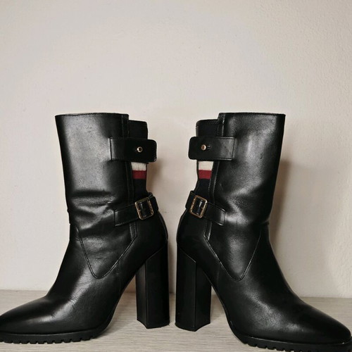 Tommy Hilfiger black leather boots like new
