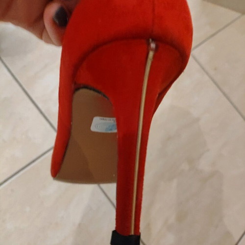 Red suede Sfera pumps like new, size 40 with subtle heel design