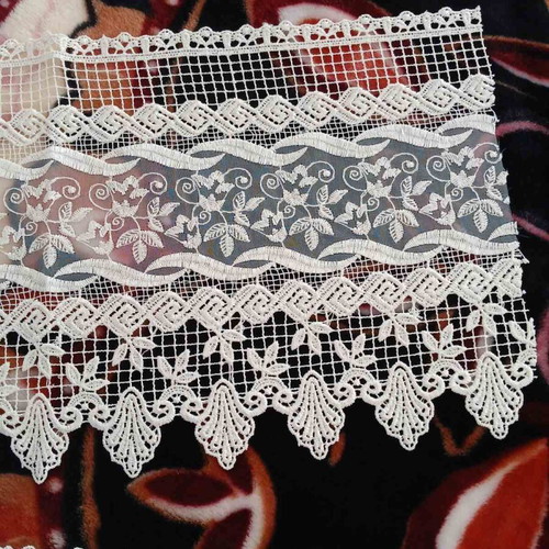 Machine lace 2.34 cm ecru new for curtain or bed skirt