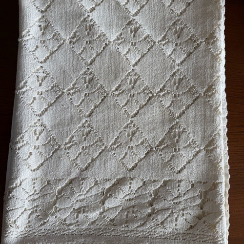 Decorative sofa throw like new, can be used as tablecloth