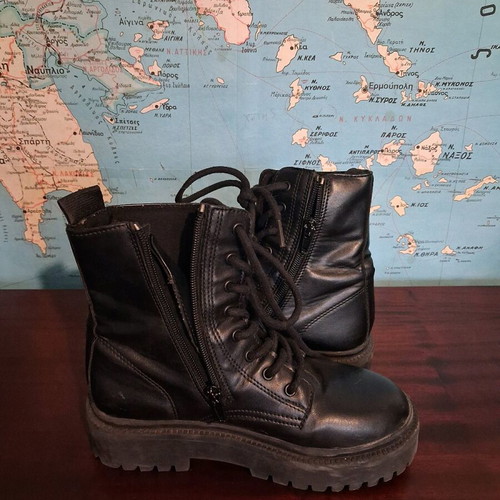 Zara boots size 34 with lug sole and zipper like new