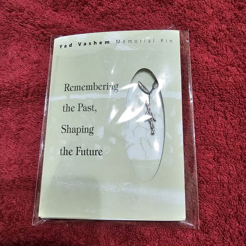 Yad Vashem Memorial Pin new, olive branch symbol