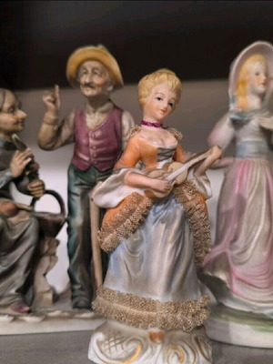 Vintage figurines 1975 like new