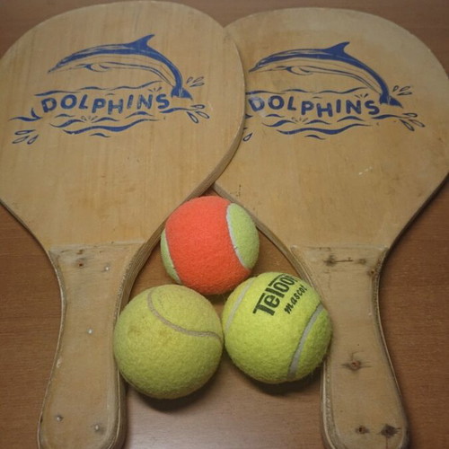 Wooden beach rackets with 3 balls used