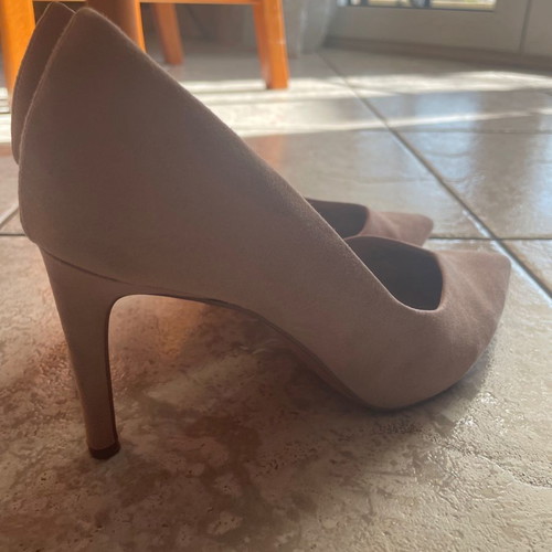 Nude pink pointed pumps with 8cm heel and special cut