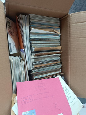 Кашон с употребявани картички и пликове пътували