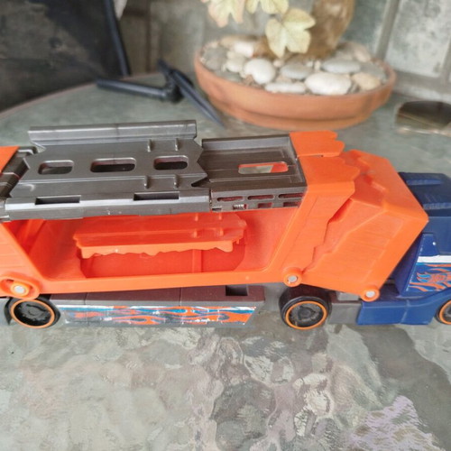 Mattel Hw Deluxe truck like new