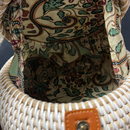 Handmade shoulder bag like new, white and beige