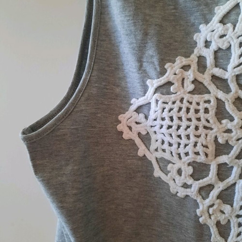 H&M women's grey top with knitted motif like new, size medium