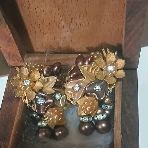 Vintage Beru Jewels earrings like new in collectible wooden jewelry box