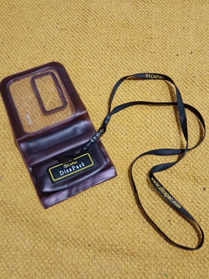 DiCaPac WP-700 waterproof case like new for camera and wallet