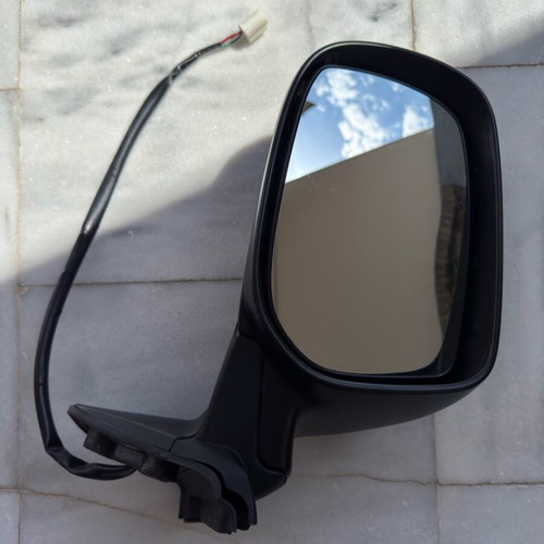 Toyota autos left car mirror like new