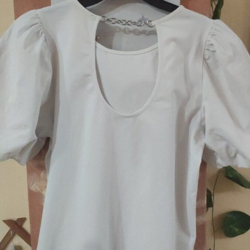White top with statement sleeves and metal chain like new