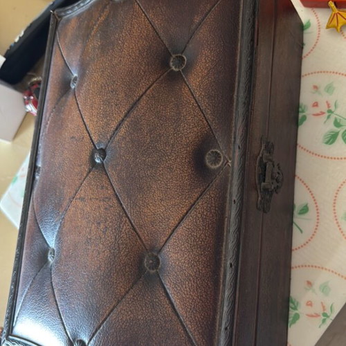 Wooden vintage quilted jewelry box like new, brown