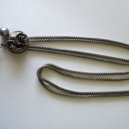Women's necklaces used, various designs and materials