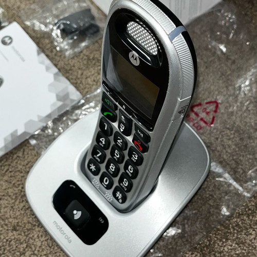 Motorola CD301 cordless phone with Greek menu and hearing aid compatible jack