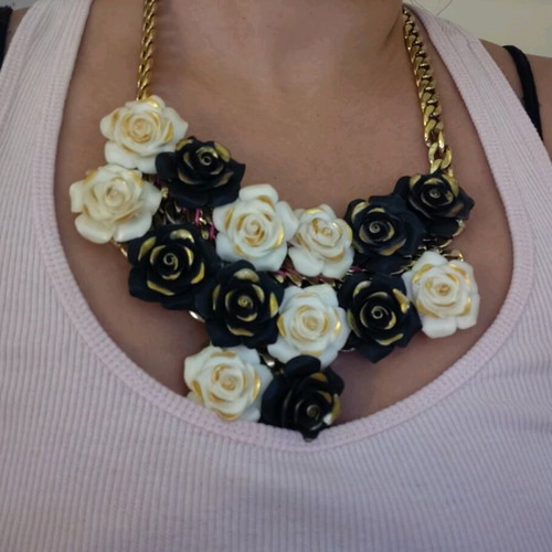 Black&white roses necklace used with chain Pull&bear