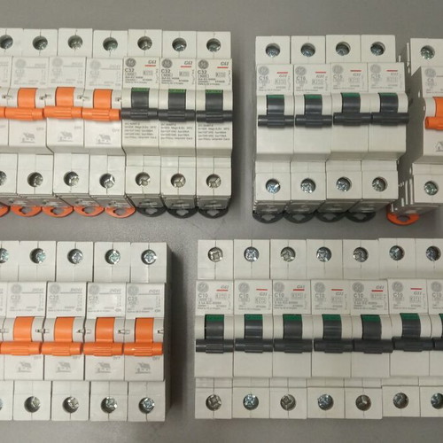 General Electric Automatic Circuit Breakers New, Set of 28 Pieces 6-32 A